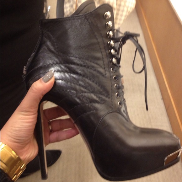 🎉❤HOST PICK❤🎉 ✨NEW✨ MIU MIU Leather ankle boots - Picture 3 of 4