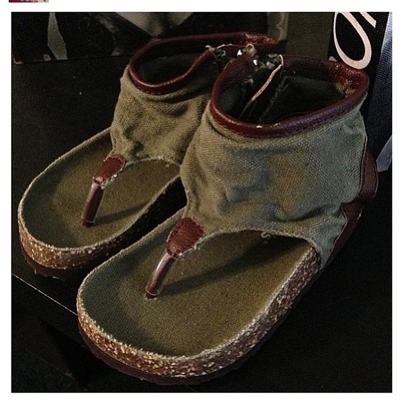 Carter's size 7/ unisex