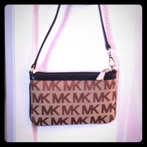 💯 Authentic Michael Kors wristlet