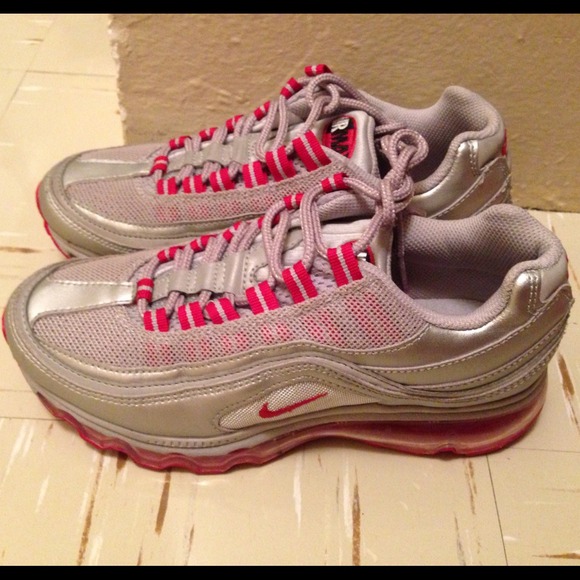 Red and Grey Nikes ❗❗only worn 3 time !!!