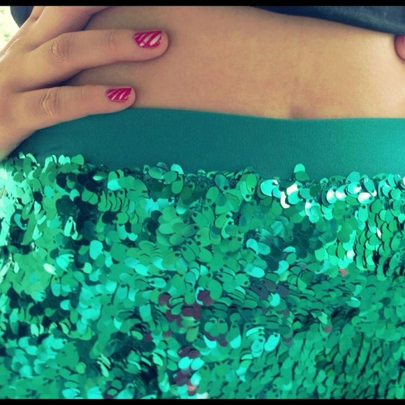 💔SOLD💔 - Emerald sequin mini skirt - Picture 2 of 3