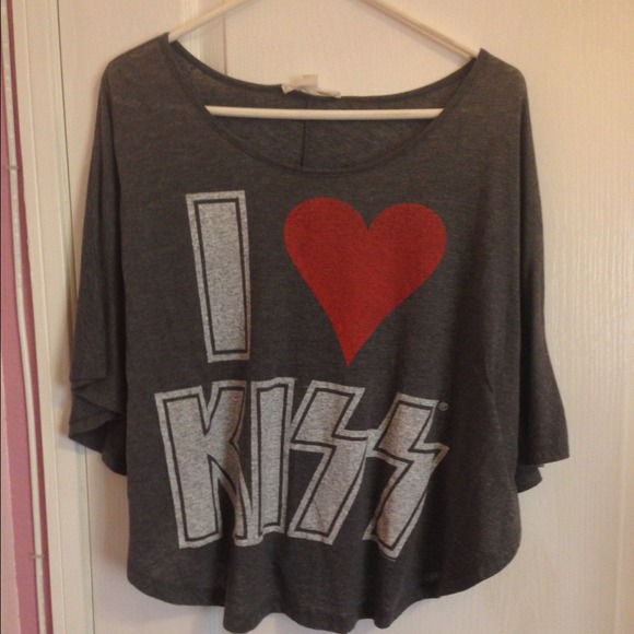 Grey flowey kiss shirt