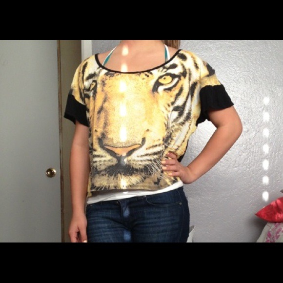 Lion Top - Picture 1 of 4