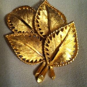 🌝Vintage BSK signed costume  gold tone leaf🌝