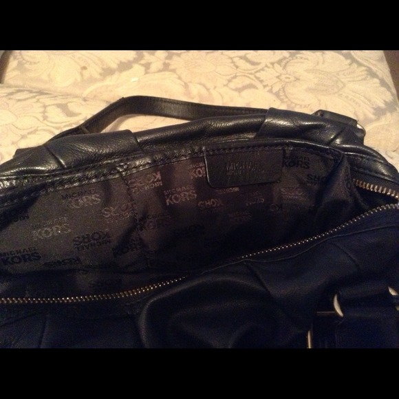 SOLD!!!! π―% Authentic Michael Kors bag - Picture 2 of 4