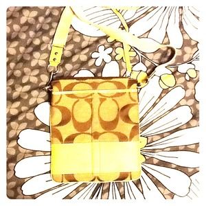 Just lowered!! Classic Coach travel shoulder bag👜