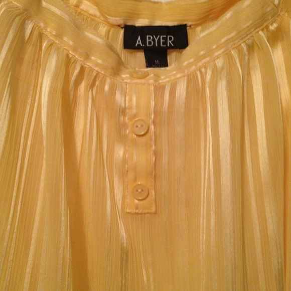 Pretty yellow dress top - Picture 2 of 3