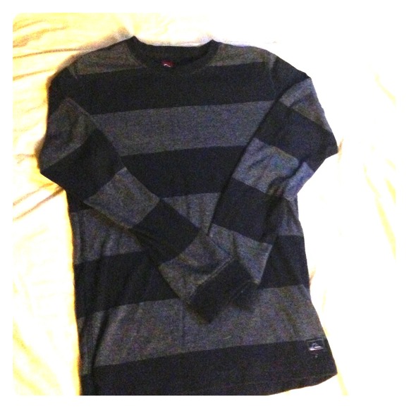 Black and gray boys quicksilver light sweatshirt.