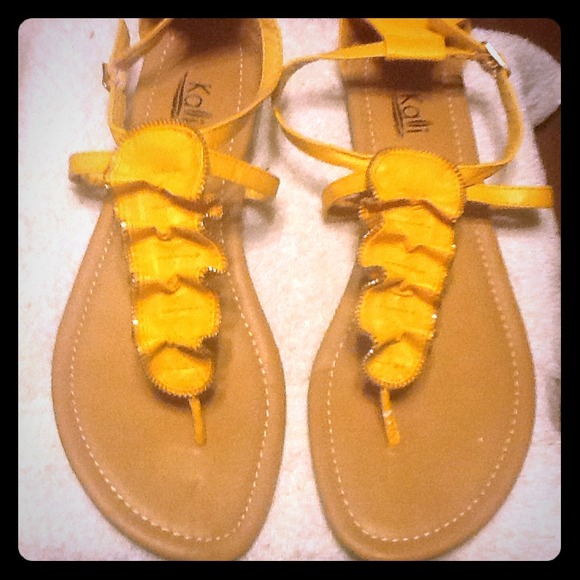 NWOT Kali Yellow (mustard) thong sandals