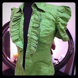 🌺Fun flirty green figure flattering shirt 🌺