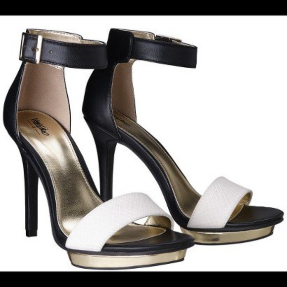 🚫SOLD🚫Mossimo black and white sandal heels