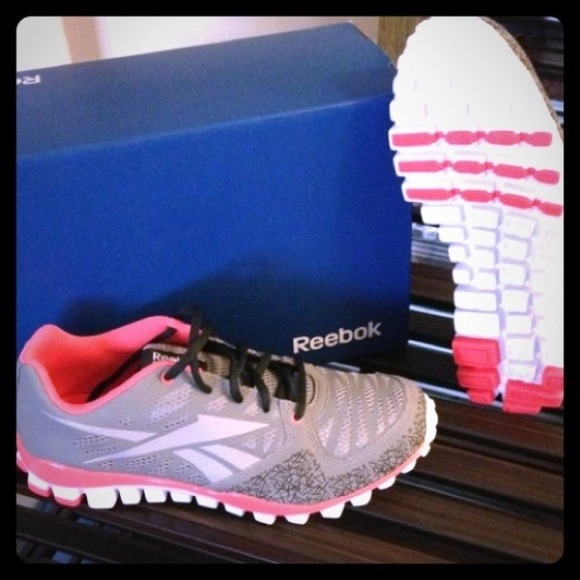 Reebok lightweight Realflex  *  Super Cute!!