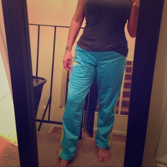 Adidas sweatpants, hold