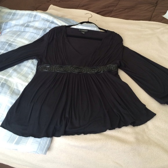 ❤Cute black top!❤ ❌BUNDLED❌ - Picture 4 of 4