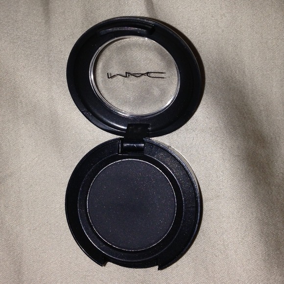 Authentic MAC Carbon Eyeshadow - Picture 2 of 3