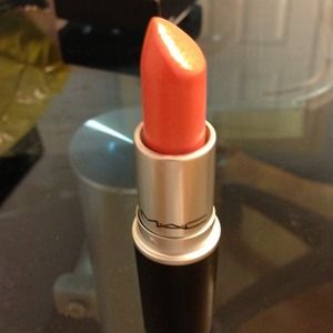 Mac limited edition lipstick in Razzle-Dazler