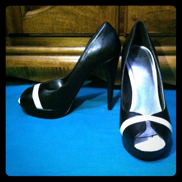 Black and white peep-toe pumps!