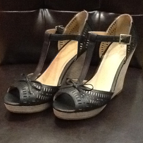 Restricted T-Strap Wedges