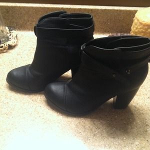 Black heeled ankle bootS