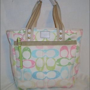 ❌SOLD❌ 💯 Authentic Coach Scribble tote!