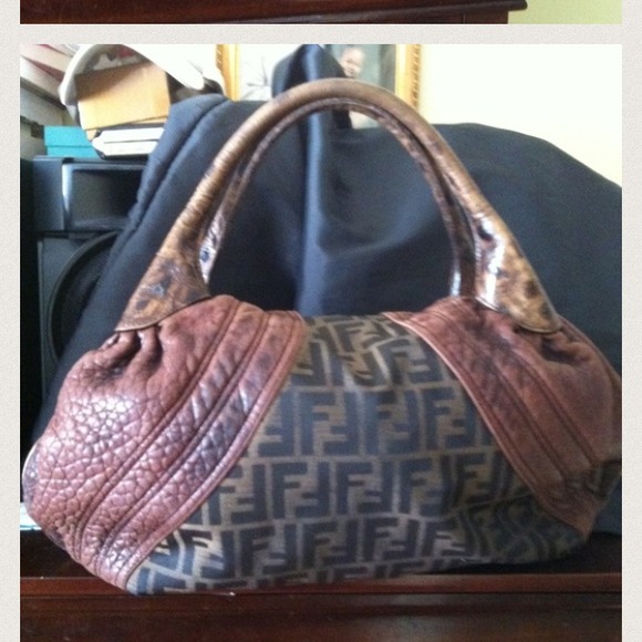 Authenic Fendi Spy bag - no trades pp avail - Picture 2 of 3