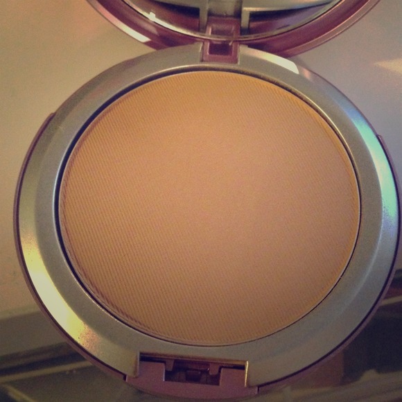 Mally poreless perfection powder foundationSOLD