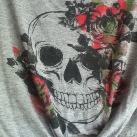 ❌SOLD IN BUNDLE❌Skull Top💀 - Picture 2 of 3