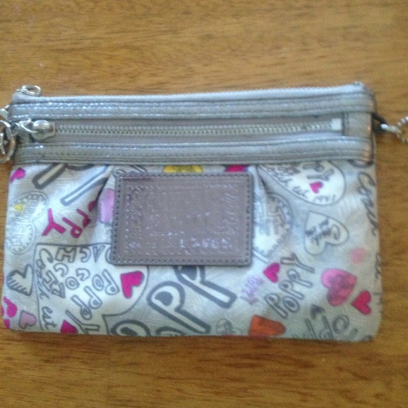 Authentic coach poppy wristlet