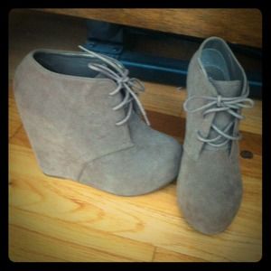 Glaze lace up booties in taupe!