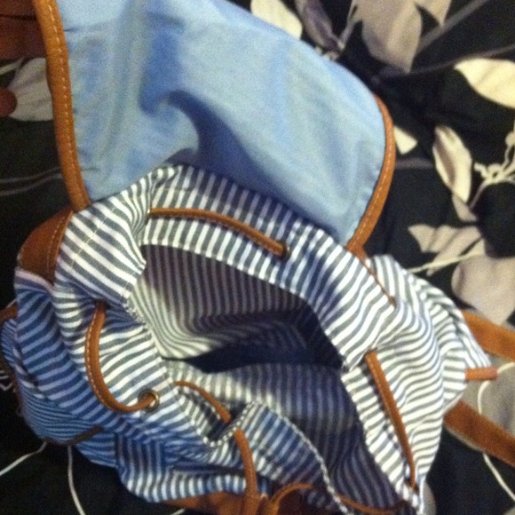 Adorable small striped Shoulder backpack. - Picture 2 of 2