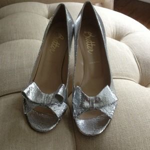 Butter Silver Crackle Peep-Toe Pump