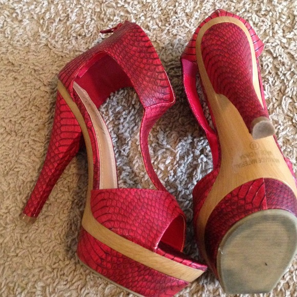 Fun red and black print 4" heel 1" platform toe - Picture 2 of 3