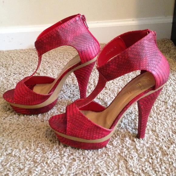 Fun red and black print 4" heel 1" platform toe - Picture 3 of 3