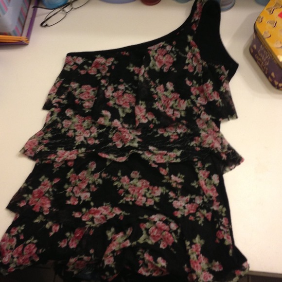 Cute Ruffle Top ❤🌹 - Picture 2 of 3