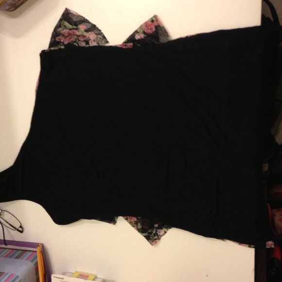 Cute Ruffle Top ❤🌹 - Picture 3 of 3