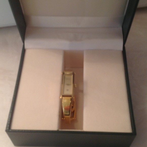 ladies gucci gold watch
