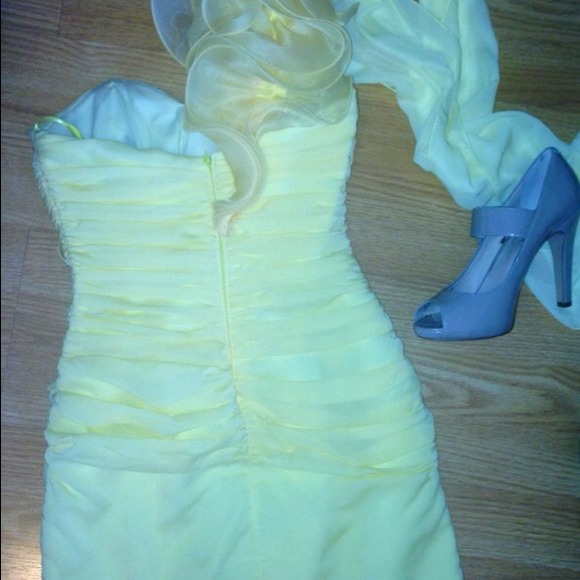 Gorgeous light yellow 1 Shoulder ruffled dress - Picture 3 of 4