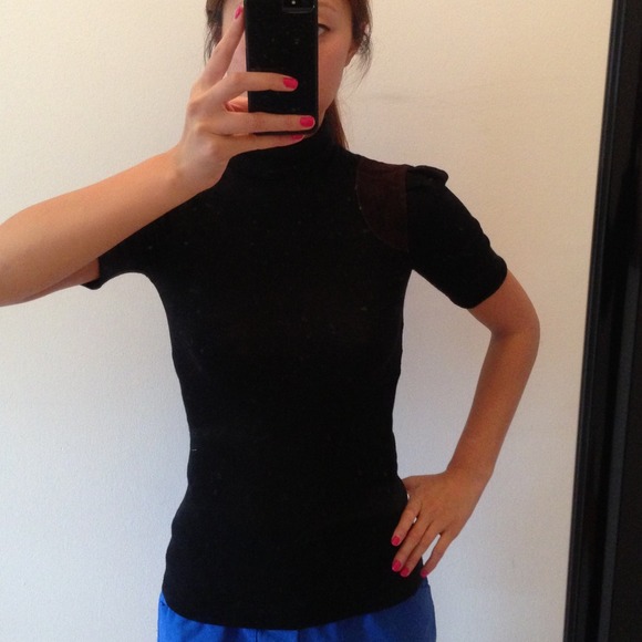 Two short slv turtlenecks in black and brown