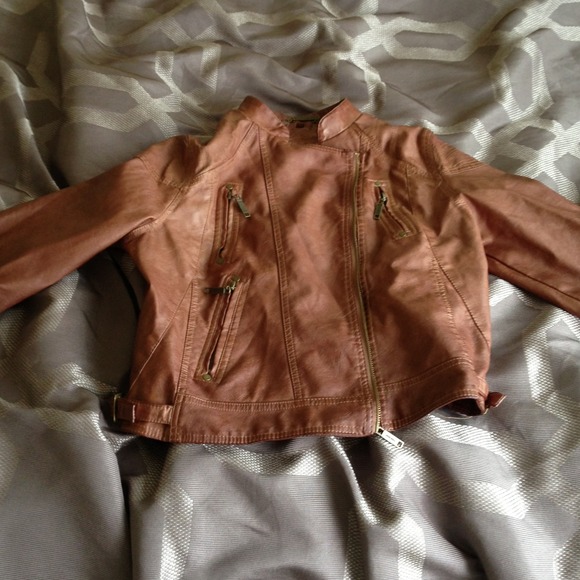Adorable brown leather jacket!