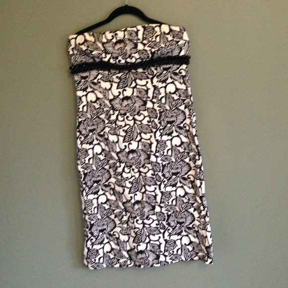 Fitted black patterned dress.