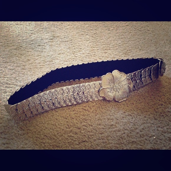❌SOLD❌ Cute silver wrap-around flower belt