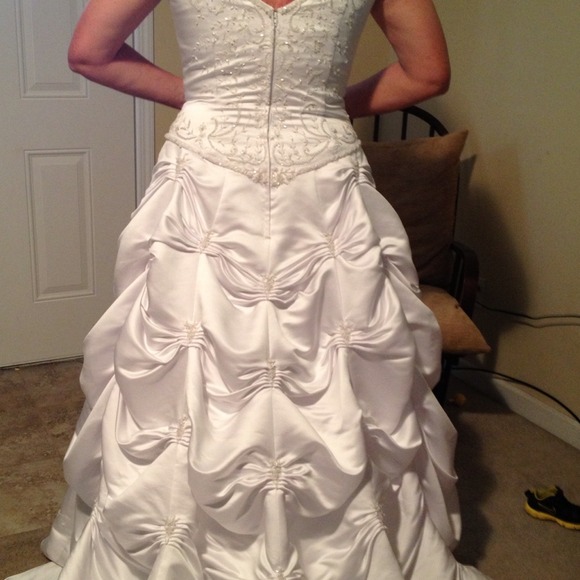 Off-the-shoulder satin wedding gown. - Picture 2 of 4