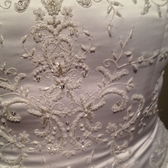 Off-the-shoulder satin wedding gown. - Picture 3 of 4