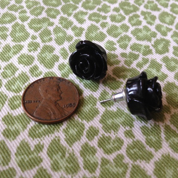 CUTE TRENDY BLACK FLOWER STUD EARRINGS NWOT