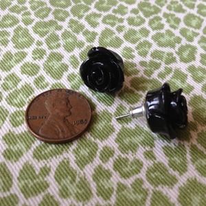 CUTE TRENDY BLACK FLOWER STUD EARRINGS NWOT