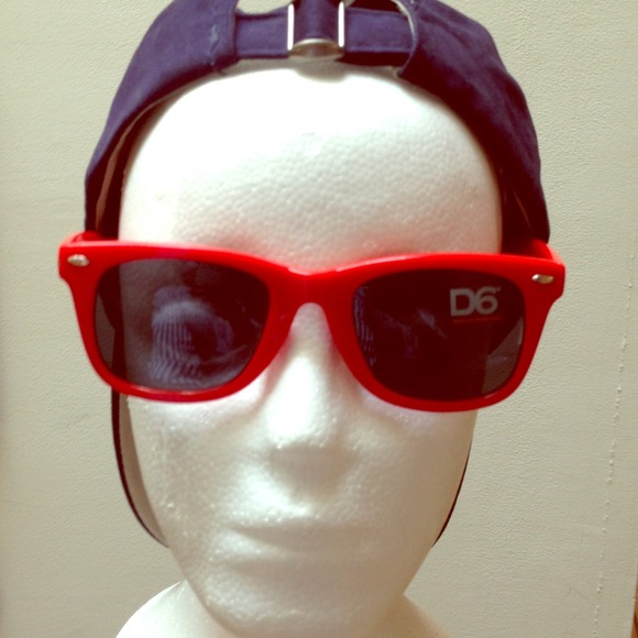 *SOLD* Free w/next purchase! - Sunglasses