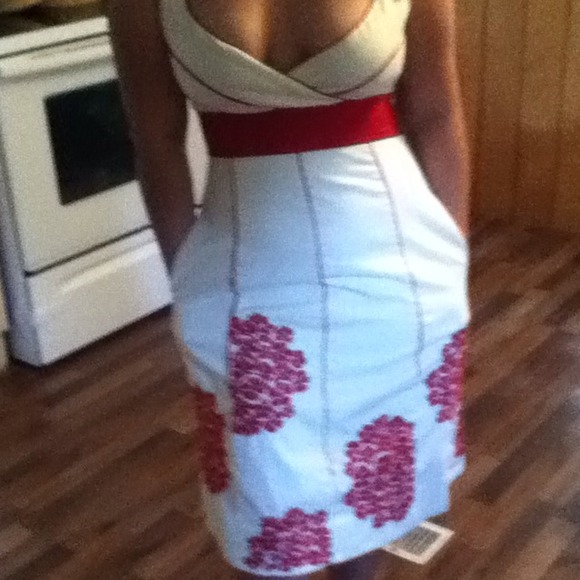 This is very pretty dress and only worn once!