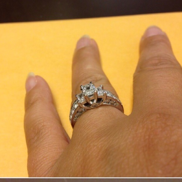 Engagement ring - Picture 3 of 4