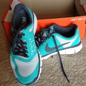 🌟Price Reduction🌟 Women's Nike Free 7.0 V2