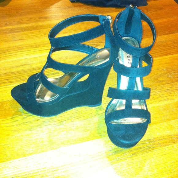 BAMBOO Super cute Cut Out Platform Wedges - Picture 3 of 4